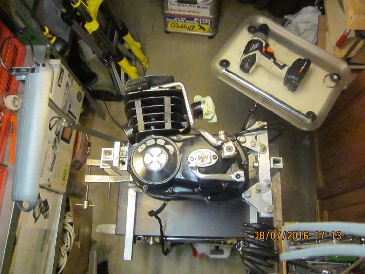 Motorradmotor-Montage-Dreh-Ständer03.jpg
